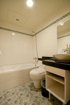 Green Park Commercial Hotel Tainan Extérieur photo