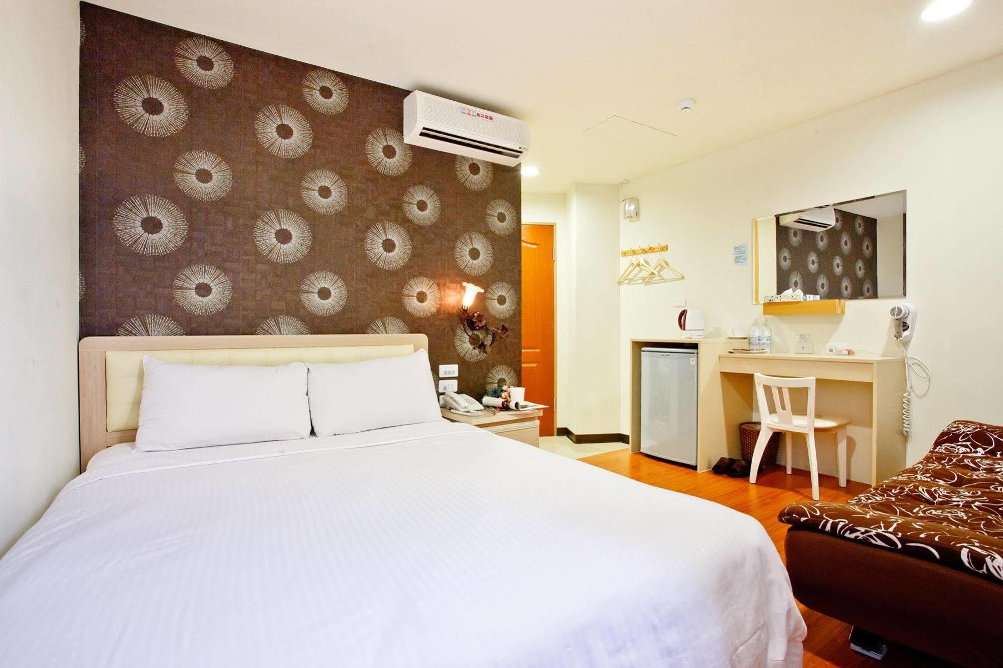 Green Park Commercial Hotel Tainan Extérieur photo