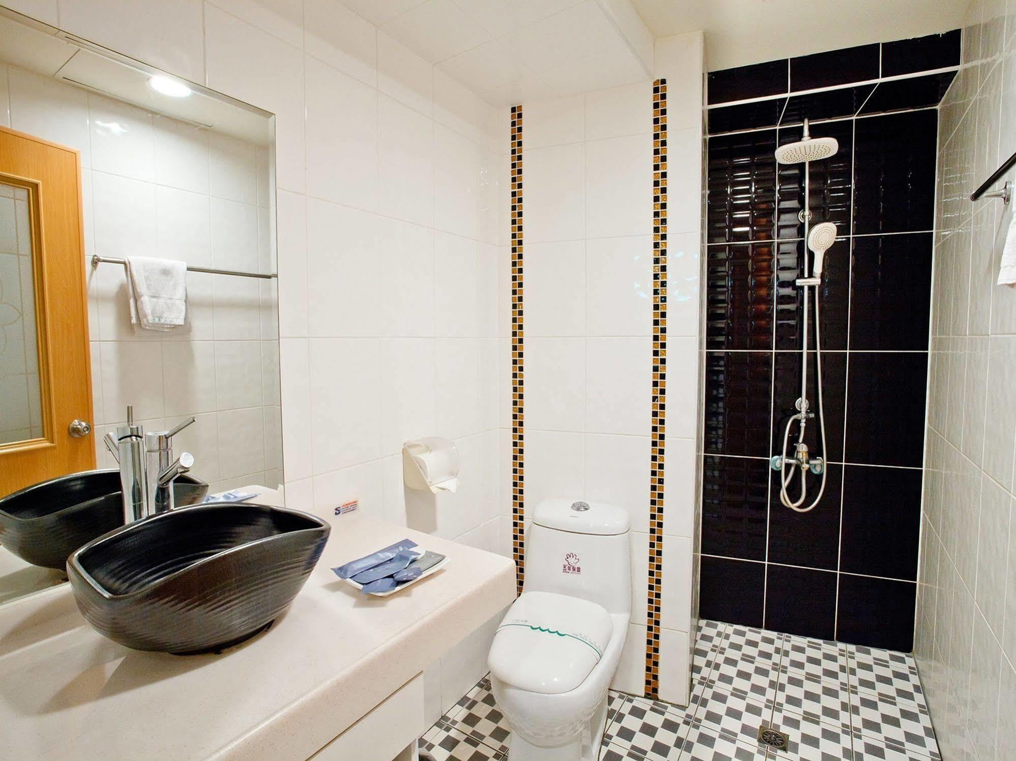 Green Park Commercial Hotel Tainan Extérieur photo