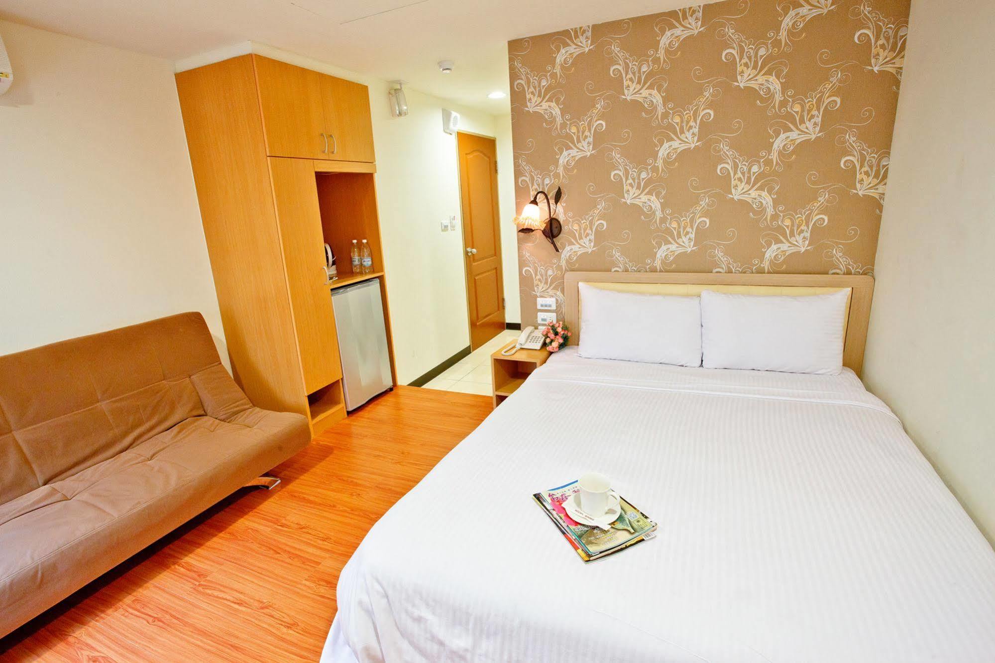 Green Park Commercial Hotel Tainan Extérieur photo